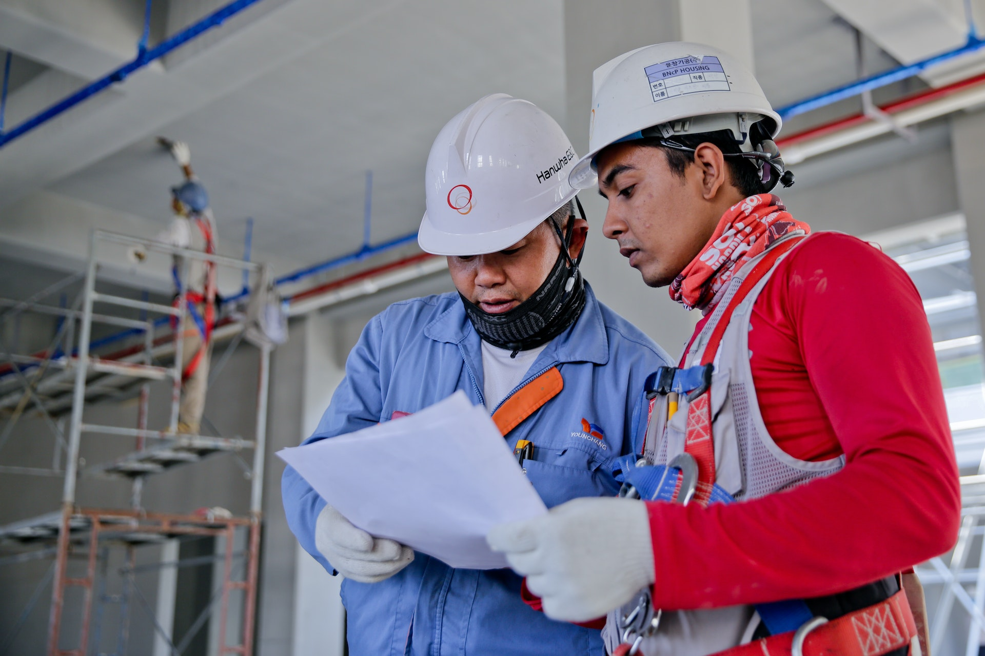 A construction worker wearing a virtual reality headset for safety training